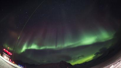 LIDAR laser light scattering by clouds with green aurora