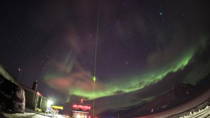 LIDAR laser light scattering by clouds with green aurora